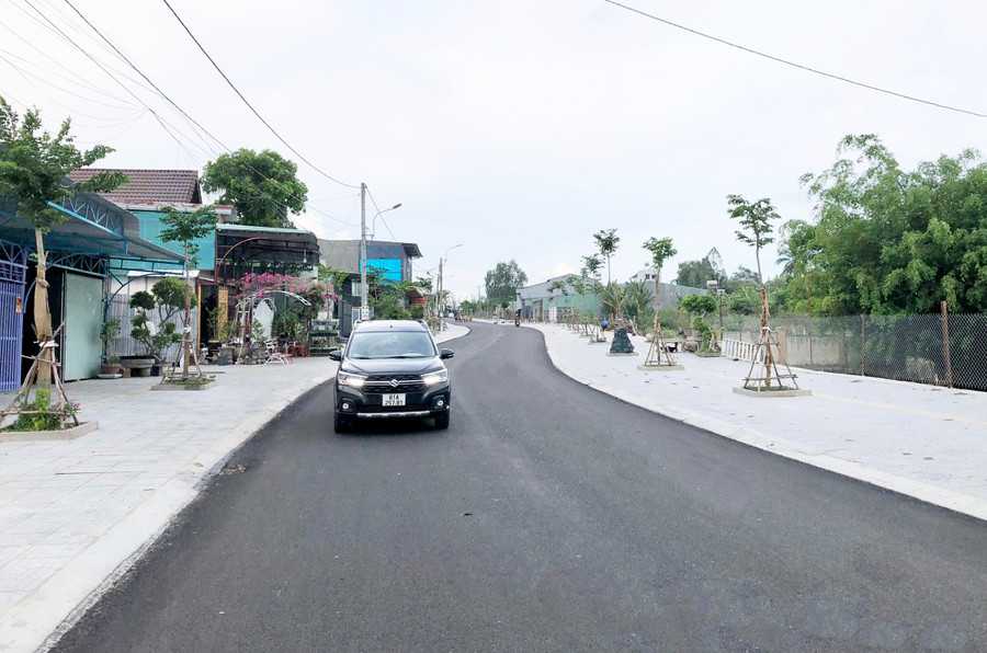 Đường Anh Hùng Núp (thị trấn Phú Túc, huyện Krông Pa) được nâng cấp, mở rộng giúp người dân đi lại thuận lợi. Ảnh: L.N duong-anh-hung-nup-da-duoc-mo-rong-tham-nhua-va-op-lat-via-he-giup-nguoi-dna6-di-lai-thuan-loi.jpg