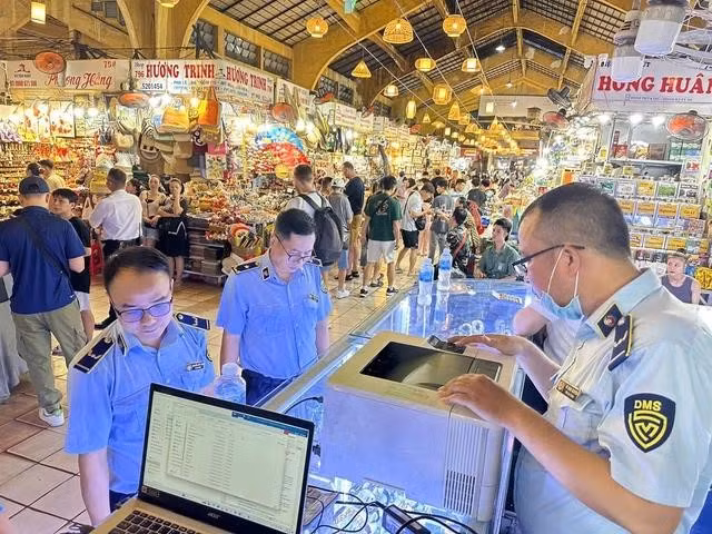 Lực lượng QLTT kiểm tra hàng hóa tại chợ Bến Thành