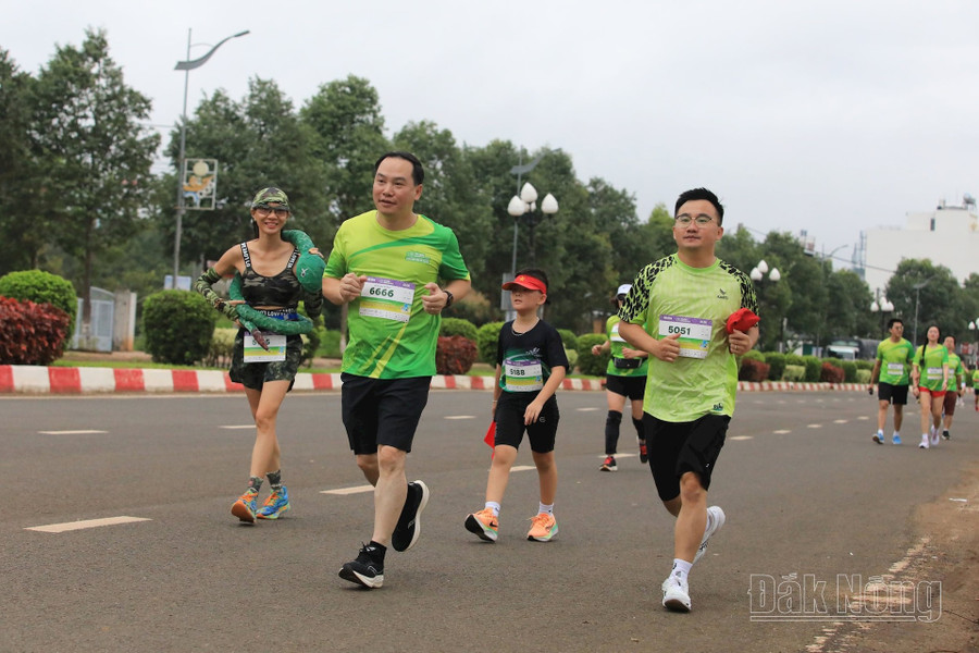Phó Bí thư Tỉnh ủy Đắk Nông Hồ Xuân Trường (mang số 6666) tham gia đường chạy 5km Phó Bí thư Tỉnh ủy Đắk Nông Hồ Xuân Trường (mang số 6666) tham gia đường chạy 5km