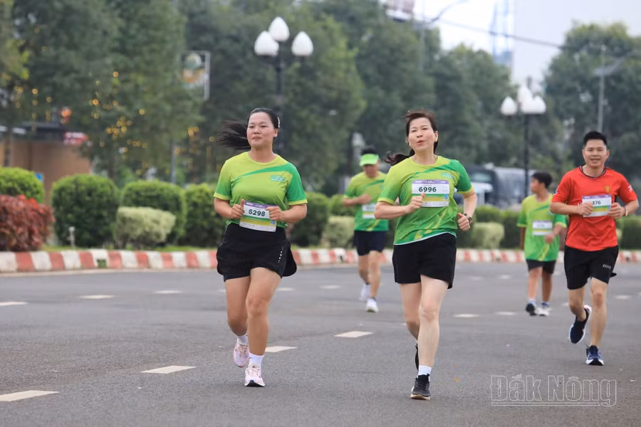 Đồng chí Hà Thị Hạnh, UVBTV Tỉnh ủy, Chủ tịch Ủy ban MTTQ Việt Nam tỉnh Đắk Nông (số 6996) tham gia đường chạy 5km