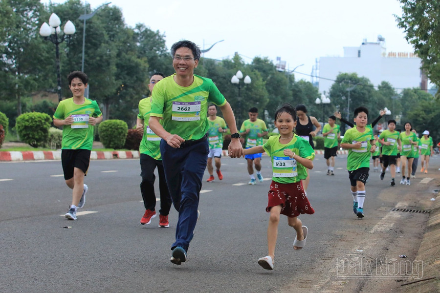 Tổng Biên tập Báo Đắk Nông, Trưởng Ban Tổ chức Giải Đắk Nông Marathon 2025 – Chinh phục Nam Tây Nguyên Vũ Ngọc Tú (số 2662) tham gia đường chạy 5km Tổng Biên tập Báo Đắk Nông, Trưởng Ban Tổ chức Giải Đắk Nông Marathon 2025 – Chinh phục Nam Tây Nguyên Vũ Ngọc Tú (số 2662) tham gia đường chạy 5km