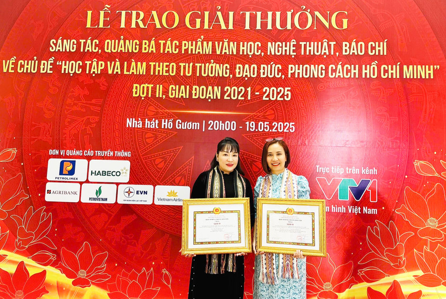 Nhà văn Hoàng Thanh Hương (bìa trái) và đạo diễn Phan Huỳnh Trang-đồng tác giả phim tài liệu “Chuyện nữ già làng Ksor H’Blâm” (ảnh nhân vật cung cấp). 1-5684.jpg