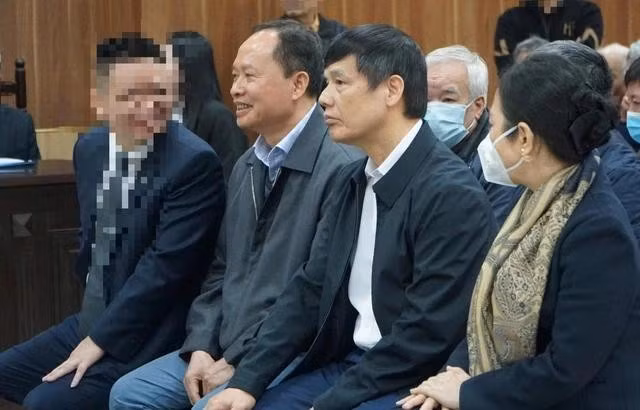 Các bị cáo (không bị làm mờ) tại phiên tòa