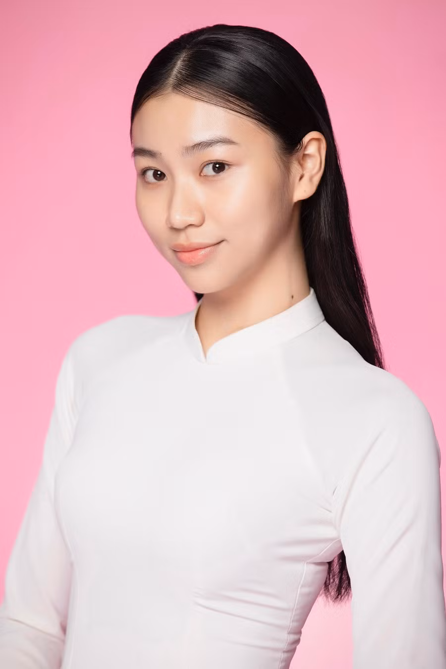 Trịnh Vũ Hồng Duyên sinh năm 2004, đến từ Thanh Hóa, sinh viên Đại học Anh Quốc Việt Nam. Đến với cuộc thi Hoa hậu Việt Nam 2024, Hồng Duyên mong muốn chinh phục ngôi vị cao nhất. Trần Thị Huyền Cơ sinh năm 2003, đến từ Nghệ An, sinh viên Đại học Tài chính - Marketing TP HCM. Cô là Á khôi cuộc thi Nét đẹp sinh viên Đại học Tài chính Marketing năm 2023.