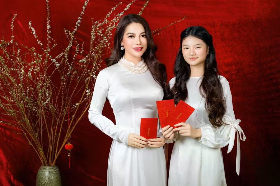 Tết Nguyên đán là thời điểm gia đình sum họp, cùng nhau đón chào năm mới với nhiều hy vọng và niềm vui. Hòa theo không khí rộn ràng sắc xuân, diễn viên/nhà sản xuất Trương Ngọc Ánh khoe loạt ảnh hạnh phúc đón tết bên đại gia đình, đặc biệt là khoảnh khắc cùng mẹ và con gái Bảo Tiên. Ảnh: NVCC