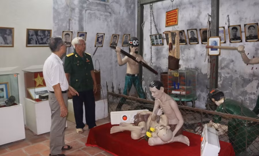 Ông Bảng (mặc quân phục) đã phục dựng lại tội ác của bọn cai ngục chế độ cũ