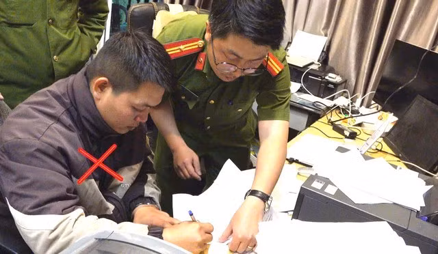 Phong ký vào biên bản kiểm tra