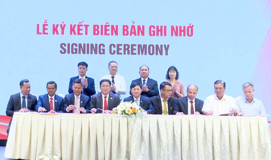 Ký kết biên bản thỏa thuận hợp tác về phát triển vùng nguyên liệu sạch giữa Sở Công thương các tỉnh của 3 nước Việt Nam, Lào, Campuchia. Ảnh: Huy Toàn ky-ket-bien-ban-thoa-thuan-hop-tac-ve-phat-trien-vung-nguyen-lieu-sach-giua-so-cong-thuong-cac-tinh-cua-3-nuoc-viet-nam-lao-campuchia-anh-huy-toan-1.jpg