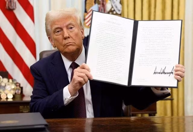 Tổng thống Mỹ Donald Trump với sắc lệnh hành pháp ký ở Phòng Bầu dục hôm 23.1