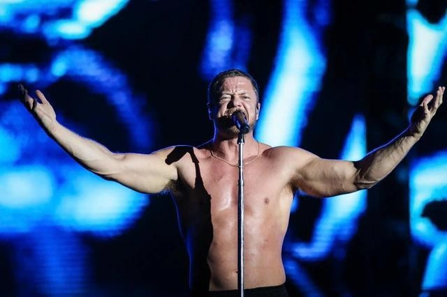 Sau khoảng 1 tiếng &quot;cháy&quot; cùng fan Việt, Imagine Dragons khép lại đêm diễn tại TP.HCM với Believer - siêu hit thu hút hơn 2,7 tỉ lượt xem trên YouTube. Ca khúc làm nên tên tuổi của nhóm khiến khán giả choáng ngợp với nhịp điệu sôi động, cuốn hút và đầy mạnh mẽ. Phần điệp khúc quen thuộc vốn được nhiều khán giả quốc tế thuộc nằm lòng và hát theo tạo thành phần kết đầy cảm xúc