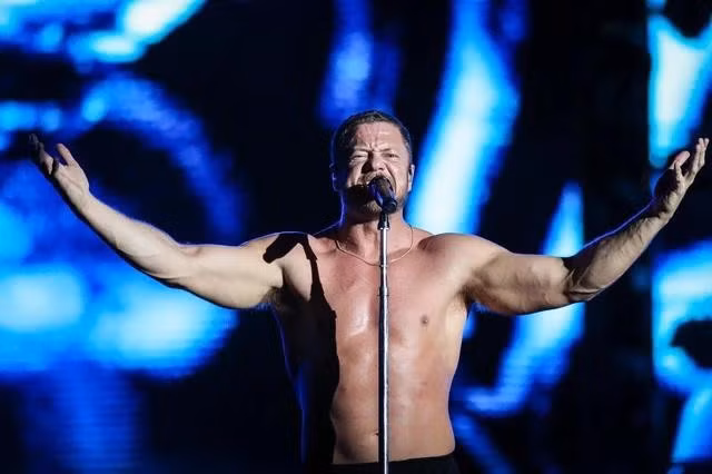 Sau khoảng 1 tiếng "cháy" cùng fan Việt, Imagine Dragons khép lại đêm diễn tại TP.HCM với Believer - siêu hit thu hút hơn 2,7 tỉ lượt xem trên YouTube. Ca khúc làm nên tên tuổi của nhóm khiến khán giả choáng ngợp với nhịp điệu sôi động, cuốn hút và đầy mạnh mẽ. Phần điệp khúc quen thuộc vốn được nhiều khán giả quốc tế thuộc nằm lòng và hát theo tạo thành phần kết đầy cảm xúc