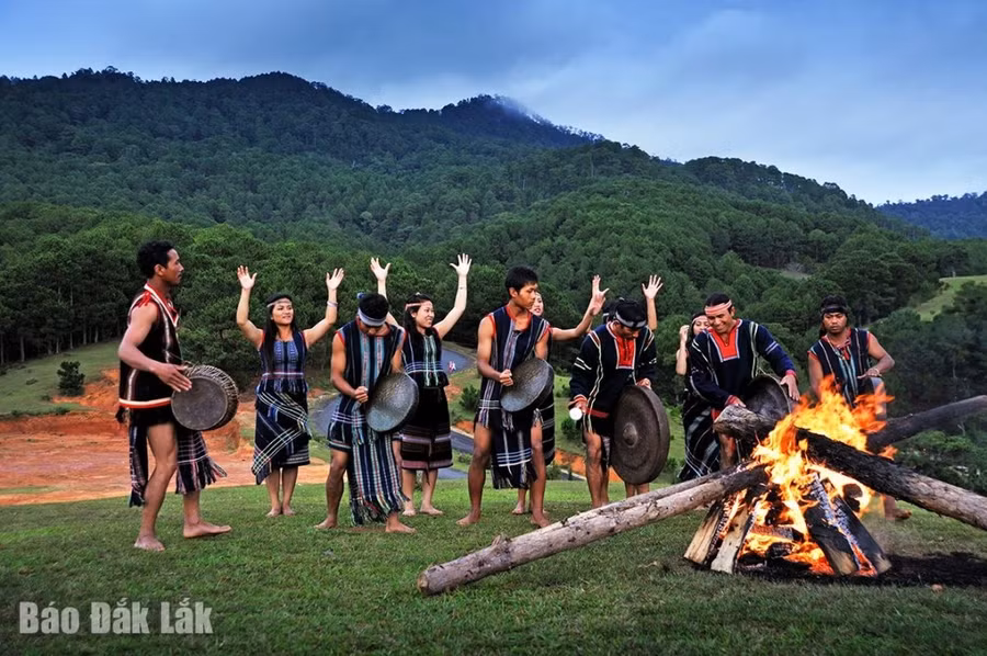 Lửa và chiêng giữa không gian đại ngàn.