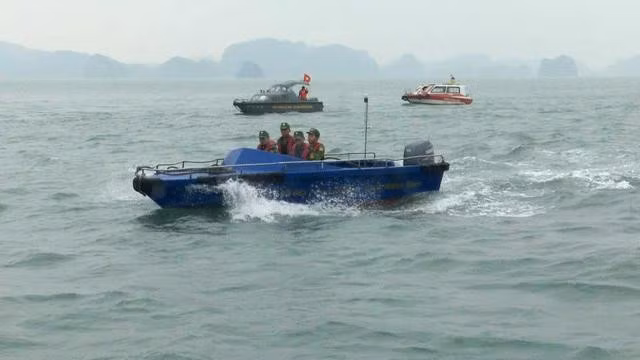 Lực lượng chức năng tìm kiếm nạn nhân mất tích trong vụ chìm tàu khách trên vịnh Bái Tử Long