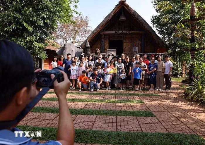 Khuôn viên nhà sàn của già Ama H’Rin (một buôn trưởng, già làng quá cố) - người được ví như đã khai sinh ra buôn Akŏ Dhông, luôn được đông đảo du khách tới tham quan. (Ảnh: Thanh Tùng/TTXVN)