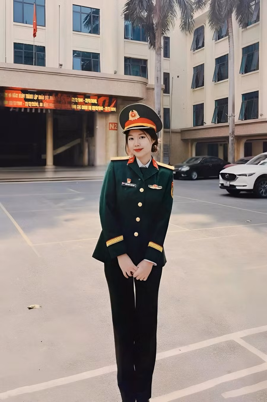 Theo chia sẻ từ Châu Anh, ông nội cô từng đi lính, còn bố là sĩ quan cấp cao trong quân đội. Người đẹp chọn học tại Trường đại học Văn hóa Nghệ thuật Quân đội để phát triển khả năng âm nhạc, vừa phát huy truyền thống của gia đình. "Tôi tự hào khi khoác lên mình quân phục. Việc rèn luyện trong môi trường nhiều kỷ luật giúp tôi trưởng thành", người đẹp cho hay