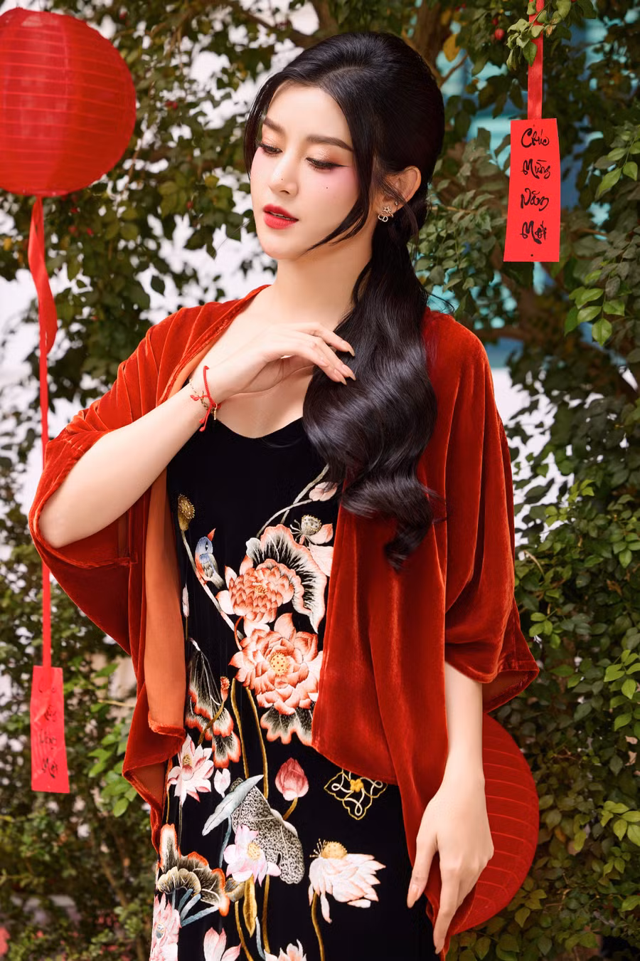 Được nhiều người ngưỡng mộ nhưng Huyền My vẫn độc thân ở tuổi 30. Cô làm bạn với hai chú cún cưng. Dịp năm mới đi chúc Tết, người đẹp được nhiều người giục lấy chồng. "Tôi nghĩ đó là chuyện bình thường, vì mọi người cũng chỉ lo cho tôi. Nhưng chuyện tình cảm còn do duyên số, không phải cứ cố mà được. Có thể người đàn ông của tôi chưa đủ trải nghiệm, có thể họ vẫn đang chờ tôi ở đâu đó. Có một câu tôi rất tâm đắc đó là ai rồi cũng sẽ hạnh phúc, theo những cách khác nhau. Tôi đang nghiệm xem câu nói đó đến với mình như thế nào", cô chia sẻ.