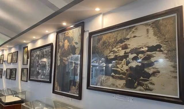 Loạt ảnh của Ronald về vụ thảm sát Sơn Mỹ được treo tại Nhà chứng tích Sơn Mỹ (Quảng Ngãi)