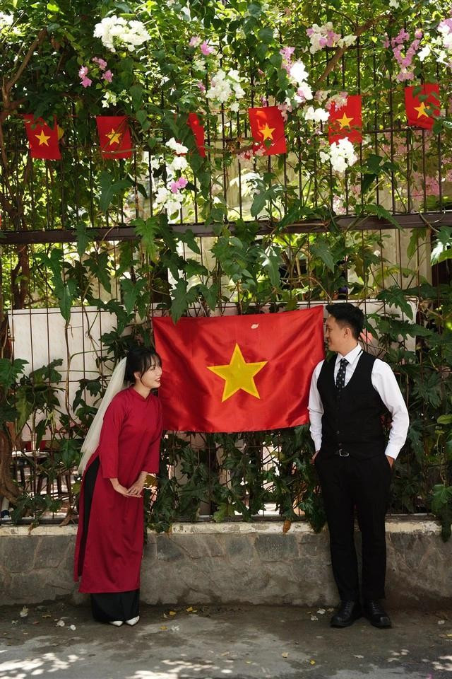 Cặp đôi chụp hình cùng lá cờ đỏ sao vàng Cặp đôi chụp hình cùng lá cờ đỏ sao vàng