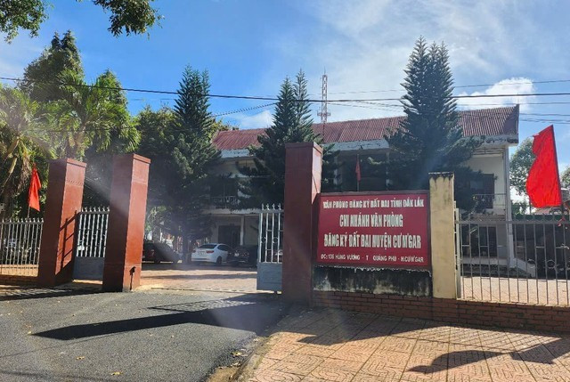 Ông P.T.A. tạo dư luận không tốt, ảnh hưởng tới Văn phòng ĐKĐĐ tỉnh Đắk Lắk và Chi nhánh Văn phòng ĐKĐĐ huyện Cư M'gar Ông P.T.A. tạo dư luận không tốt, ảnh hưởng tới Văn phòng ĐKĐĐ tỉnh Đắk Lắk và Chi nhánh Văn phòng ĐKĐĐ huyện Cư M'gar