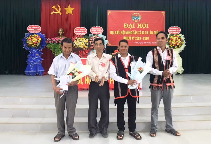 khen-thuong-cac-ca-nhan-co-thanh-tich-trong-cong-tac-hoi-va-phong-trao-nong-dan-co-so-tai-xa-ia-to-huyen-ia-grai-anh-thanh-nhat.jpg