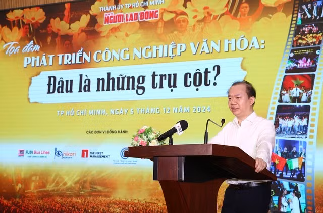 PGS-TS BÙI HOÀI SƠN - Ủy viên Thường trực Ủy ban Văn hóa, Giáo dục của Quốc hội phát biểu tại Tọa đàm "Phát triển Công nghiệp văn hóa: Đâu là những trụ cột?" diễn ra sáng 5-12, tại Hội trường Báo Người Lao Động