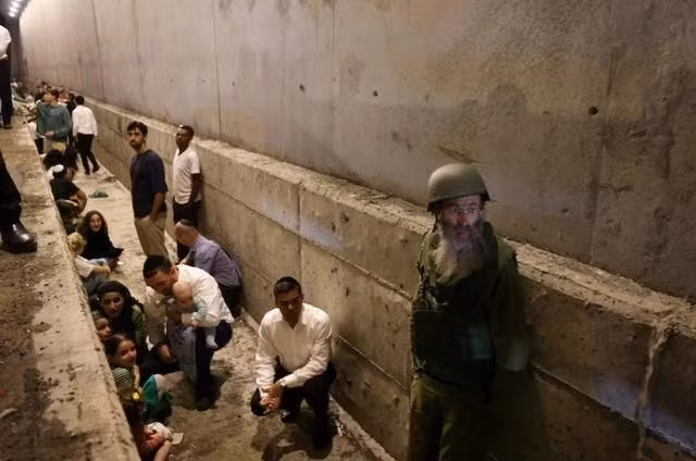 Trong hầm trú ẩn của Israel vào đêm 1.10