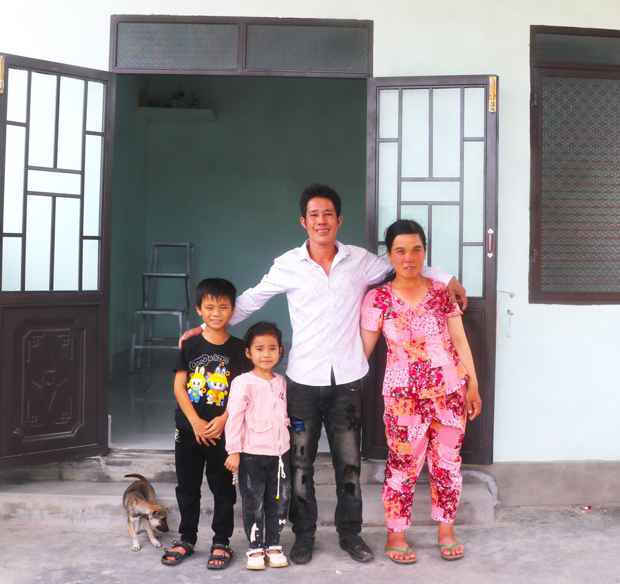 Được hỗ trợ kinh phí, vật liệu, ngày công gia đình anh Nguyễn Văn Nhi (thôn An Điền Bắc, xã Cửu An) xây dựng ngôi nhà chắc chắn. Ảnh: A.P duoc-ho-tro-kinh-phi-vat-lieu-ngay-cong-gia-dinh-anh-nguyen-van-nhi-thon-an-dien-bac-xa-cuu-anxay-dung-ngoi-nha-chac-chan-anh-an-phat.jpg