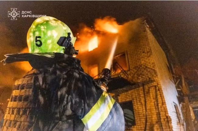 Một cuộc tấn công vào Kharkiv chiều 29-4 gây hoả hoạn. Ảnh: Cơ quan Tình trạng khẩn cấp Ukraine