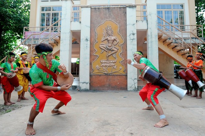 Để thực hiện các kỹ thuật khó trong bài múa Chhay - dăm, người múa phải luyện tập rất nhiều để có sức khỏe dẻo dai, thanh thoát trong từng động tác tay kết hợp với chân nhịp nhàng. (Ảnh: An Hiếu/TTXVN) Để thực hiện các kỹ thuật khó trong bài múa Chhay - dăm, người múa phải luyện tập rất nhiều để có sức khỏe dẻo dai, thanh thoát trong từng động tác tay kết hợp với chân nhịp nhàng. (Ảnh: An Hiếu/TTXVN)