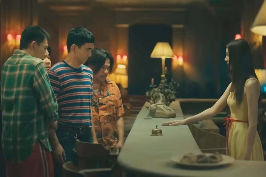 Phim khai thác cuộc đấu hài hước giữa người và ma.