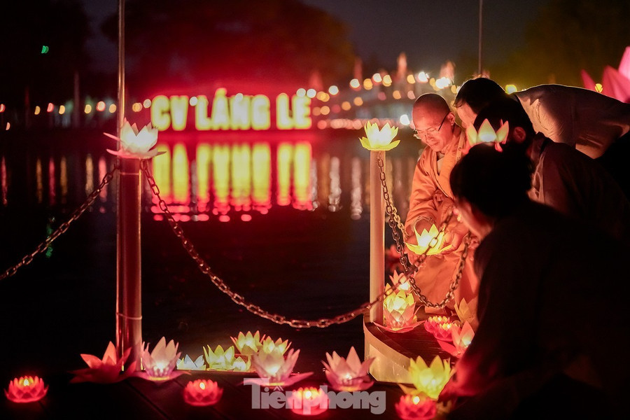 Lễ thả hoa đăng cầu nguyện hòa bình diễn ra tại huyện Bình Chánh, TPHCM. Lễ thả hoa đăng cầu nguyện hòa bình diễn ra tại huyện Bình Chánh, TPHCM.