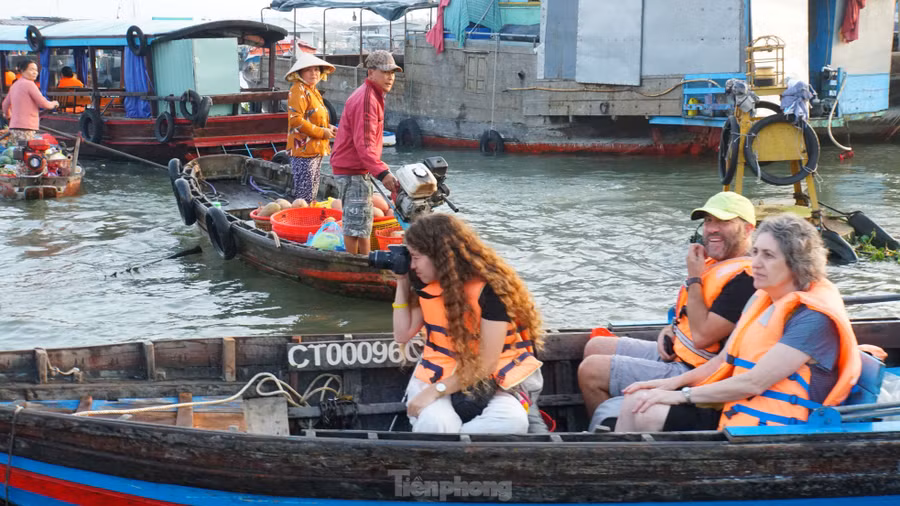 Du khách quốc tế chụp ảnh tại chợ nổi Cái Răng. Ảnh: Hòa Hội.