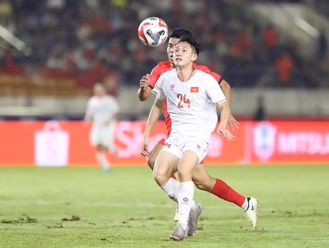 Hai Long (24) ghi bàn từ một đường chuyền vượt tuyến của Bùi Tiến Dũng