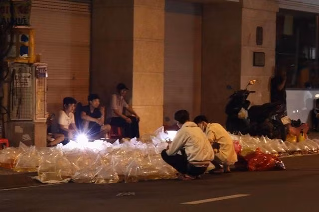 Chợ cá "âm phủ" bán đủ các loại cá cảnh, giá dao động từ 11.000 đồng đến vài chục triệu đồng