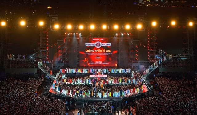 Hàng ngàn bạn trẻ mặc trang phục truyền thống Việt Nam tại “Anh trai vượt ngàn chông gai 2025”.Ảnh: B.T.C