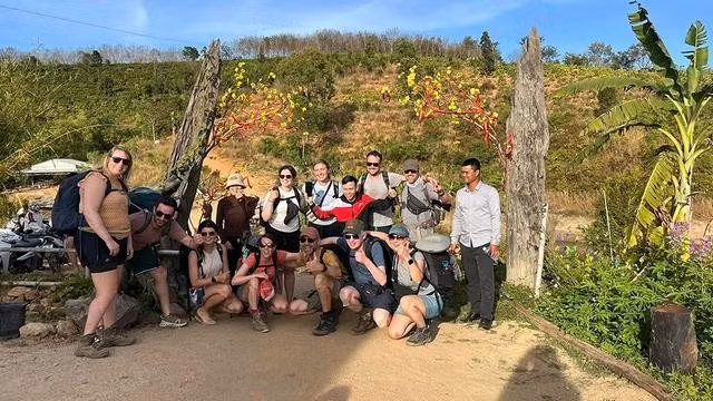 Anh A Kâm (bìa phải) cùng đoàn khách ngoại quốc