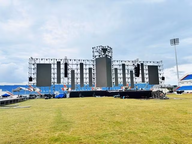 Sân khấu đang được hoàn thiện