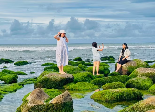Nhiều bạn trẻ “lên đồ” để chụp hình tại bãi rêu Nam Ô
