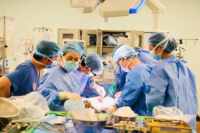Các bác sỹ tiến hành ghép gan cho nam bệnh nhân. (Ảnh: PV/Vietnam+) Các bác sỹ tiến hành ghép gan cho nam bệnh nhân. (Ảnh: PV/Vietnam+)