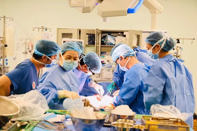 Các bác sỹ tiến hành ghép gan cho nam bệnh nhân. (Ảnh: PV/Vietnam+)