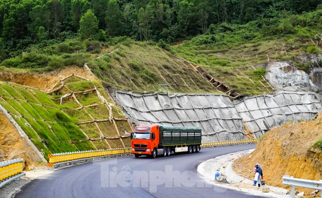 Tuyến giao thông huyết mạch (Quốc lộ 19) nối Bình Định với Gia Lai hiện nay. Ảnh: Trương Định Tuyến giao thông huyết mạch (Quốc lộ 19) nối Bình Định với Gia Lai hiện nay. Ảnh: Trương Định