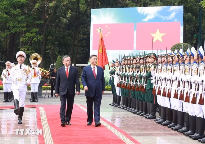 Tổng Bí thư Tô Lâm và Tổng Bí thư, Chủ tịch nước Trung Quốc Tập Cận Bình duyệt Đội danh dự Quân đội nhân dân Việt Nam. (Ảnh: Thống Nhất/TTXVN)