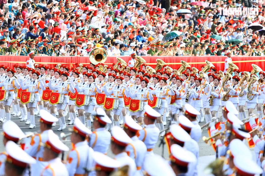 Trong tiếng nhạc quân hành rộn rã và sắc cờ hoa rực rỡ tràn ngập phố phường, mỗi người dân Việt Nam lại thấy lòng mình dâng trào niềm xúc động và tự hào