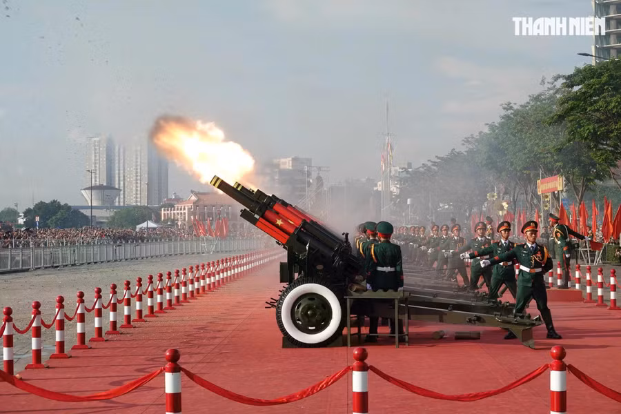 Nghi thức bắn 21 phát đại bác trong buổi tổng duyệt diễu binh, diễu hành ở TP.HCM vào ngày 27.4, dịp 50 năm đất nước thống nhất