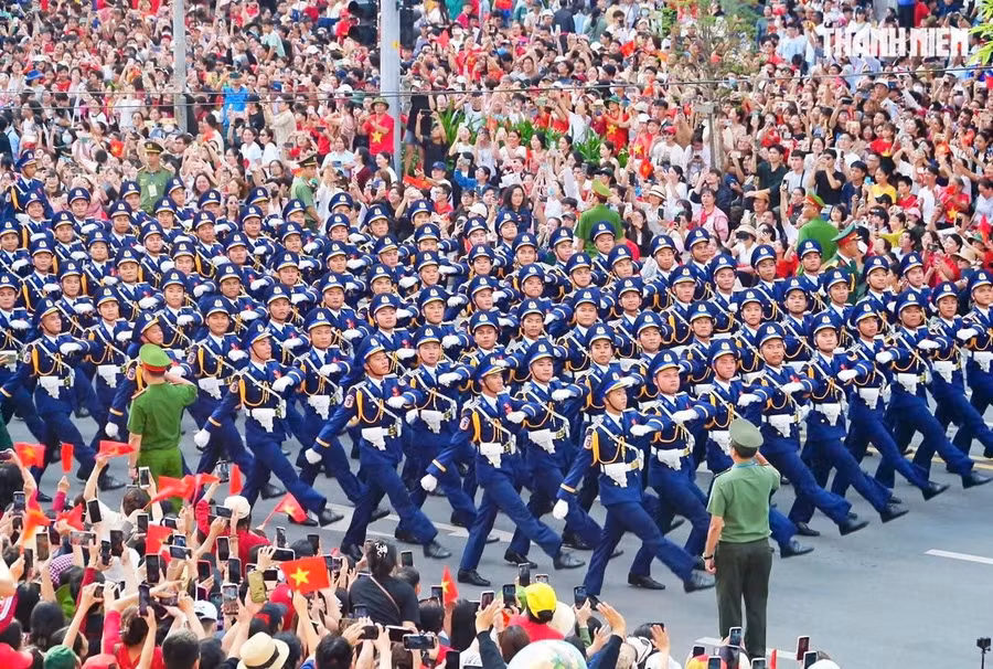 Những hình ảnh đẹp nhất, cảm động nhất trong các cuộc diễu binh chính là hình ảnh tình quân - dân gắn bó keo sơn, người lính “đi trong vòng tay nhân dân”