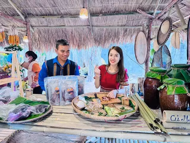 Chị Nhi đưa sản phẩm tham gia các gian hàng thanh niên khởi nghiệp