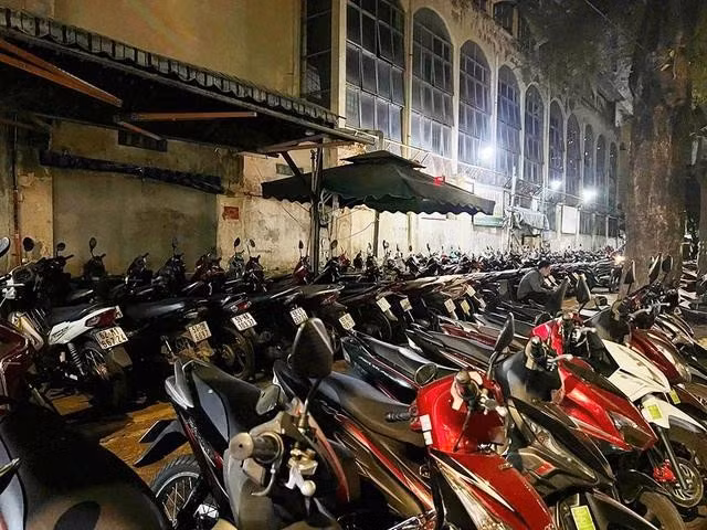 Về đêm, vỉa hè Tản Đà (P.11, Q.5) bị chiếm dụng hoàn toàn để giữ xe thu phí trái phép