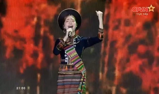 Hòa Minzy mở đầu phần song ca với tiết mục Rừng xanh vang tiếng Ta Lư