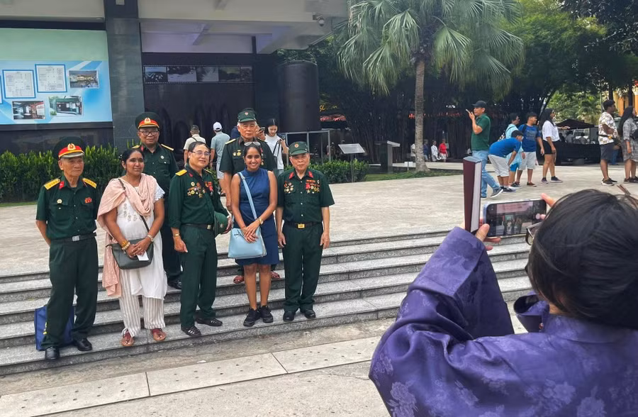Khách nước ngoài cũng xin chụp ảnh chung với cựu chiến binh Việt Nam