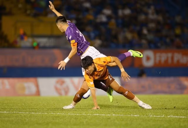 Trung vệ Phạm Lý Đức và các đồng đội ở HAGL mùa này luôn thi đấu quyết liệt, mạnh mẽ và không ngại va chạm